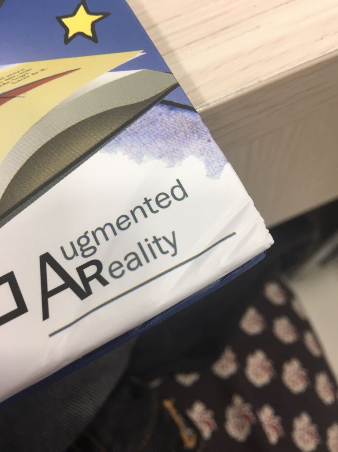 Mình thích The Little Prince từ lâu rồi và tới nay mới mua bản tiếng Anh. Nội dung hay thì ko có gì bàn cãi và hiệu ứng tại app rất là vui mắt. Cơ mà bìa sách có một khúc bị cong và cong vô trang trong luôn nên mình chỉ cho 4 sao thôi. Lần sau, Tiki cẩn thận việc vận chuyển lại nhé. :(