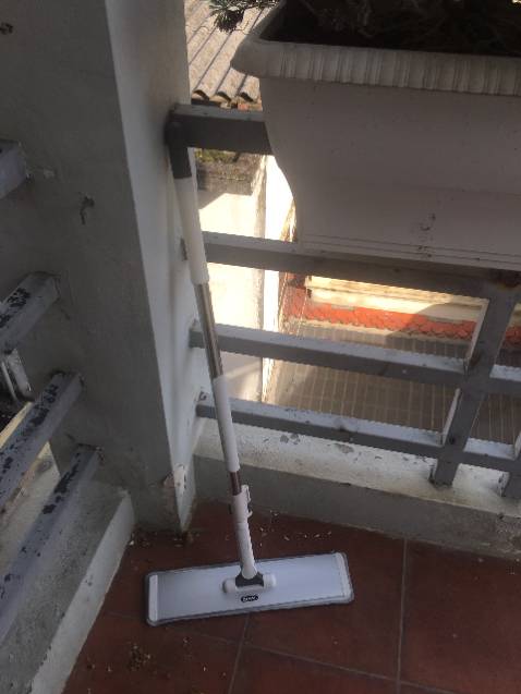 Lau nhà sạch, tay cầm chắc chắn mà nhẹ. Di chuyển linh hoạt, có thể kéo dài đến hơn 1m, rút gọn vào còn khoảng 50cm.