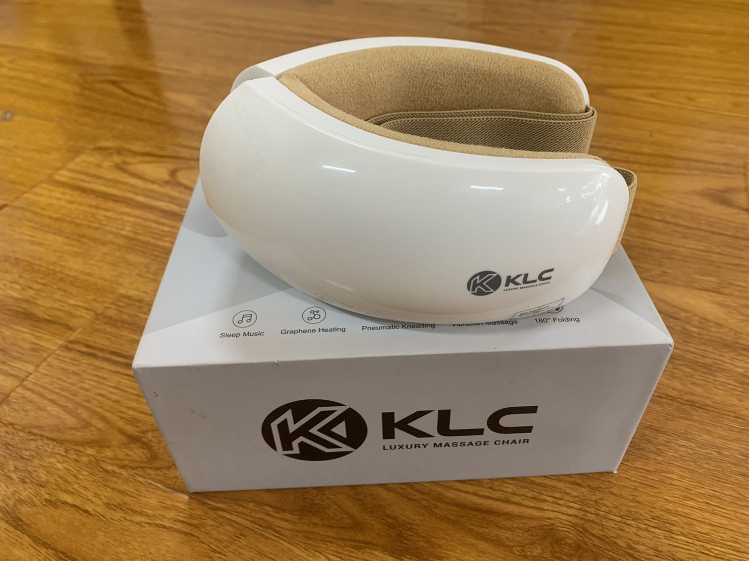 Đôi mắt là cửa sổ tâm hồn. Nếu bạn muốn bảo vệ tâm hồn thì hãy sắm ngay em Kính Massage KLC này nhé. Sau một ngày làm việc mệt mỏi đeo vào mắt Massage đã cái nư lắm mình chẳng biết từ nào để diễn tả hơn🥰. Cả nhà mình ai dùng cũng thích. Nhất là em gái mình bị cận đeo kính cả ngày với hay lướt tóp tóp tầm 7h tối là bắt đầu mâu thuẫn nội bộ vì giành cái em Kính này. Dùng Pin rất là tiện, xài được lâu. Mà nói chung so với số tiền bỏ ra với sự trải nghiệm thực tế quá bất ngờ và vượt xa sự mong đợi. Nếu có 50 sao thì đánh cho shop rồi Mà tiếc chỉ có 5 sao. Hehe