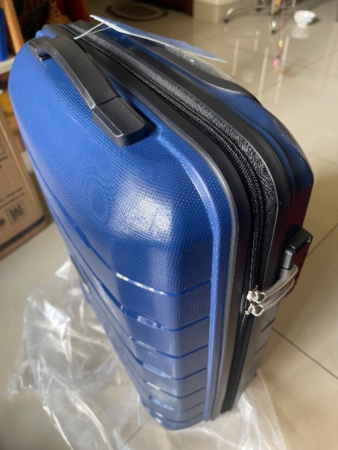 Giao đúng sản phẩm và đúng hẹn. Vali nhỏ nhắn xinh xắn, và chắc chắn nữa. Giá cũng đang hạt dẻ nên rất ưng.