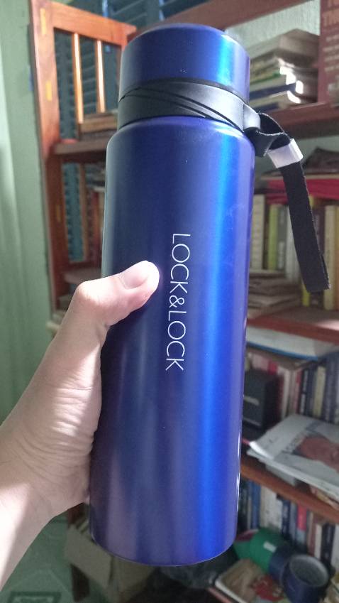 Uống 2 ngày mới hết đá. Giữ nhiệt nóng hay lạnh rất tốt, bình800ml vừa ta cầm.