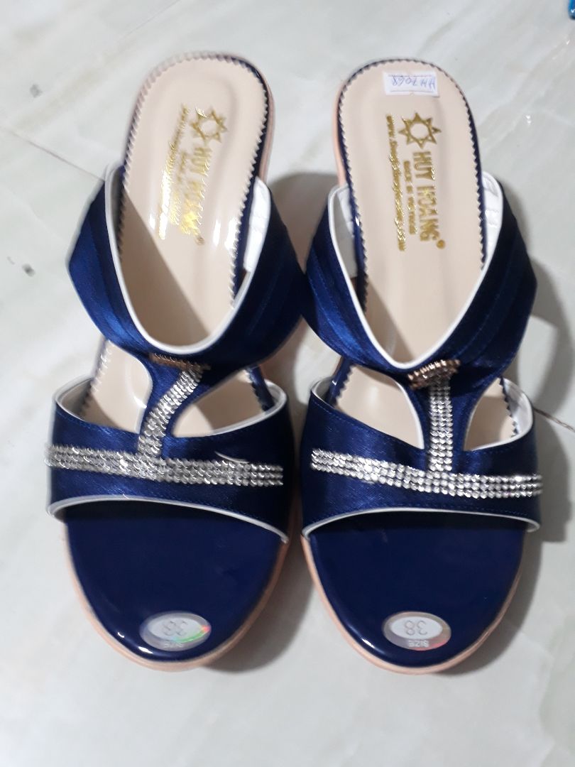 dép nay màu sắc rất đẹp mắt .tôi hài lòng với sản phẩm này