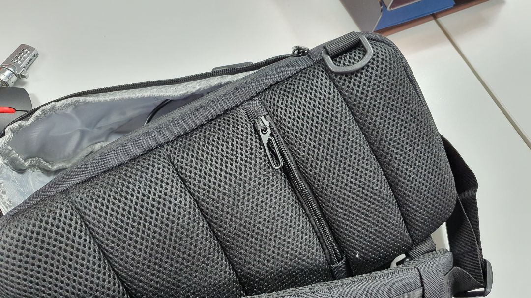 Túi chất liệu tốt, khóa trơn, các ngăn đủ dùng song khoang để đổ bên trong chưa hợp lý lắm. mình trừ 1 sao vì mùi vật liệu làm lót hơi khó ngửi, không rõ dùng lâu có hết không. Túi chất liệu tốt, khóa trơn, các ngăn đủ dùng song khoang để đổ bên trong chưa hợp lý lắm. mình trừ 1 sao vì mùi vật liệu làm lót hơi khó ngửi, không rõ dùng lâu có hết không.