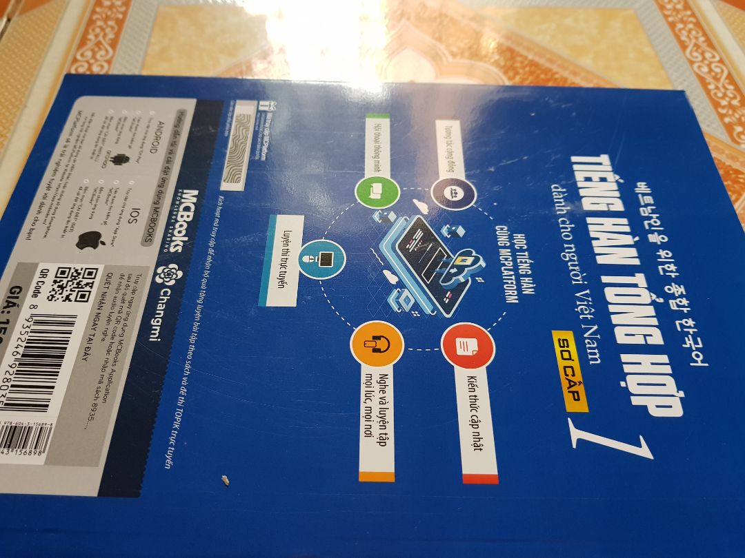 giao hàng nhanh sách không bị nhăn mới như chưa được lật ra nhưng mà sách bị dơ và trầy xước bên ngoài góc thì bị bung nhẹ và vài trang chữ sách bị mất hoặc mờ mong sẽ được cải thiện lại