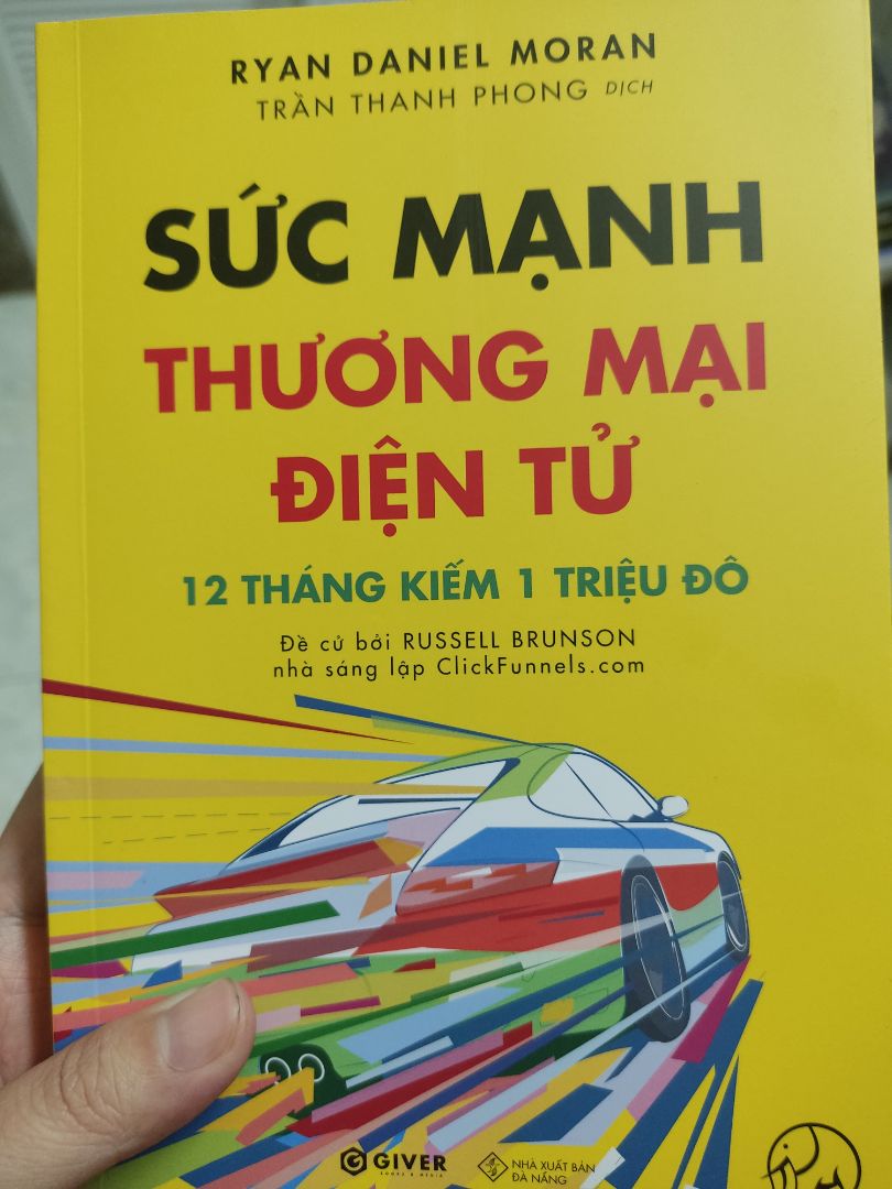 Sách với chiến lược kinh doanh TMĐT khá ấn tượng. Đọc xong cảm thấy có thể nắm bắt được toàn bộ quá trình phát triển công ty, từ một đối tượng khác hàng ban đầu, đến một sản phẩm, rồi đến 4,5 sản phẩm và cuối cùng là một thương hiệu lớn.