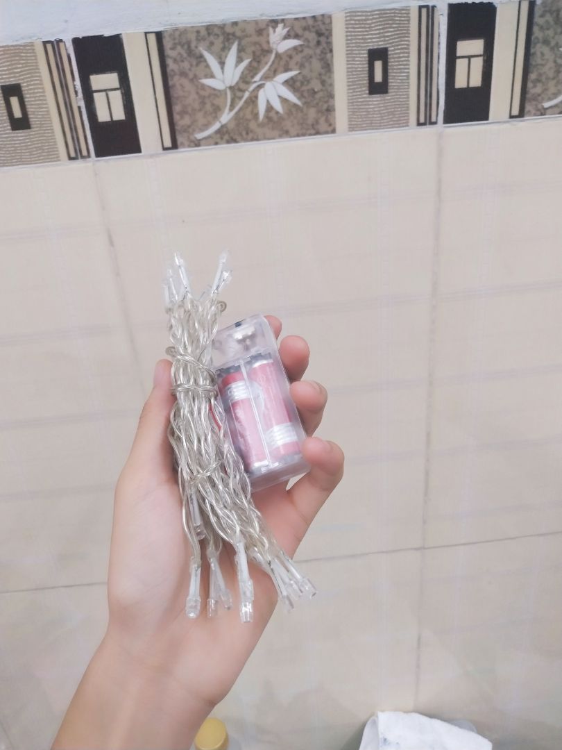 Sản phẩm khá tốt, lúc giao không kèm pin nha. Sử dụng 3 cục pin tiểu AA, mình mua là 2 mét dây, có 20 bóng, cách đều nhau 10cm. Cháy đèn vàng, thời lượng thì chưa biết, nhưng khá là lâu. Nhìn chung đèn khá đẹp, tầm giá tương đối ổn. Like :)