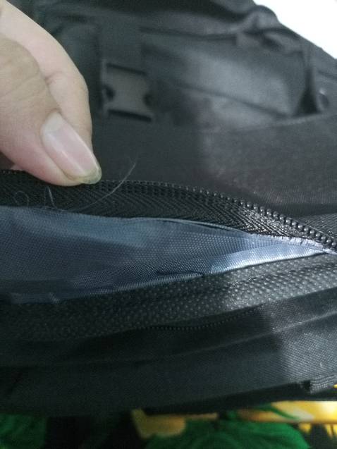 Balo khi mở hàng có mùi hôi và rất nồng
Có rất nhiều chỗ chỉ bị đứt