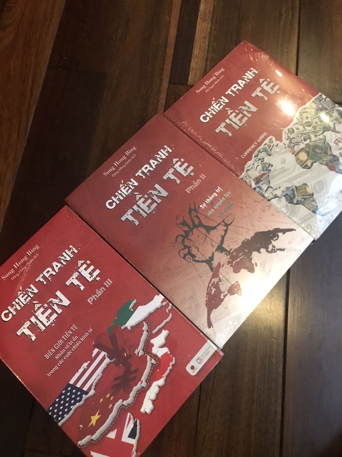 Sách đóng gói cẩn thận, đẹp, không quăn góc gì hết á. Bọc kính cẩn thận đã vậy giá rẻ hơn mấy chỗ khác nhiều nữa. Nên mua chỗ này nha mọi người ơi.