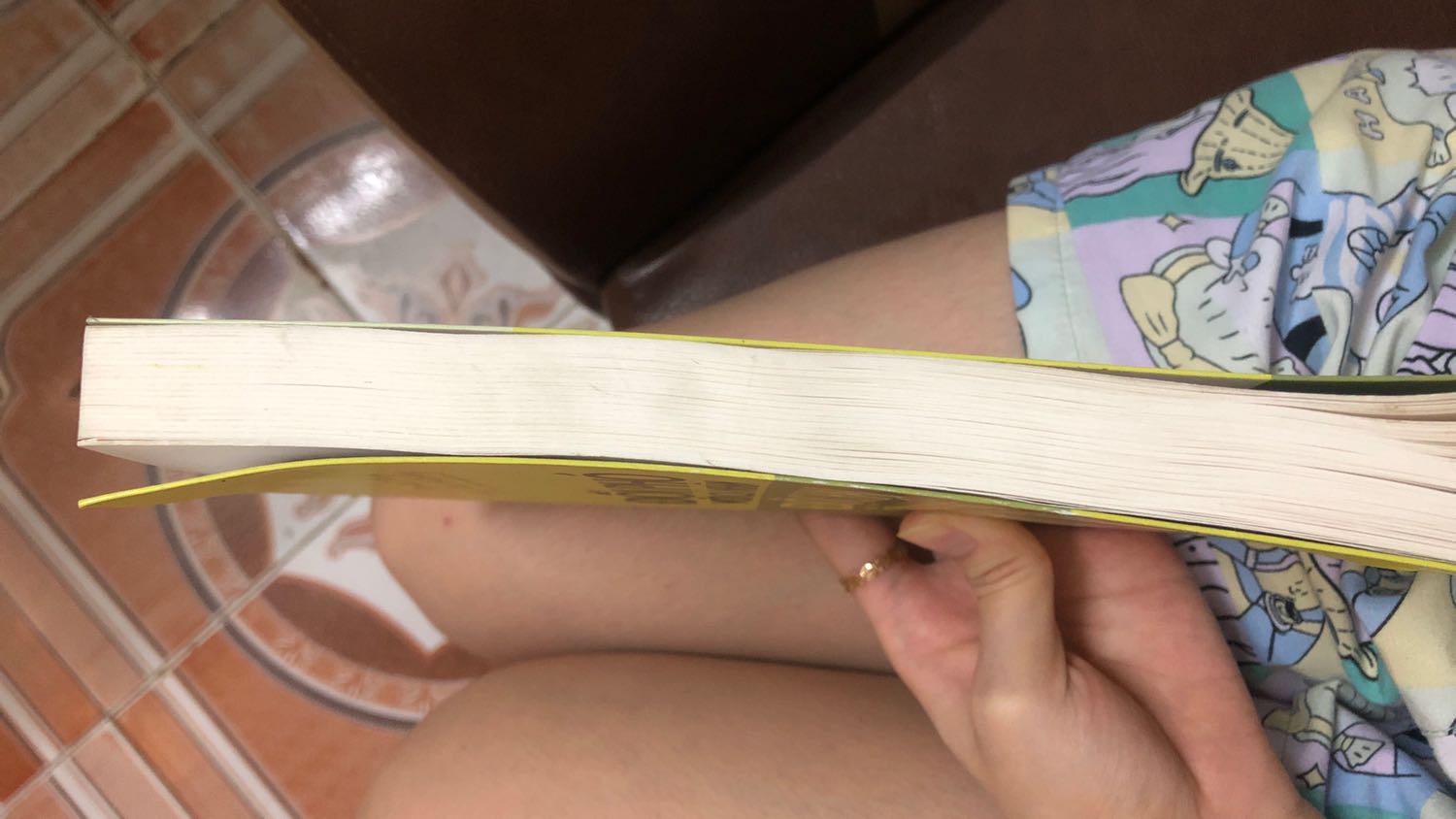 Trước khi đặt mua mình quên k đọc phần giới thiệu sách xuất bản từ 2017, quyển mình mua cũng in từ đầu năm 2017 luôn tức là 3 năm r vẫn bị xếp trong kho ._. (nhìn đến đây là hơi thất vọng r), siêu bụi và bị bám bẩn khá nhiều, lau r vẫn k sạch đc, mà giở sách ra laii thấy bụi bám vào tay tiếp hic, chụp trên ảnh có thể k rõ nhưng bên ngoài nhìn nó đen đen bẩn bẩn mất thẩm mĩ lắm.
Nếu được mong tiki đổi trả quyển mới hơn cho mình, vì sách cũ tnay mà hơn 70k mình thấy cũng k rẻ.
3-4 tháng trước đặt sách lần nào cũng rất hài lòng vs tgian giao hàng và chất lượng sách của tiki. Nhưng tgian gần đây hầu như lần nào mình đặt sách cũng đều sẽ có sách có vấn đề như là sách cũ/móp gáy đại loại vậy.