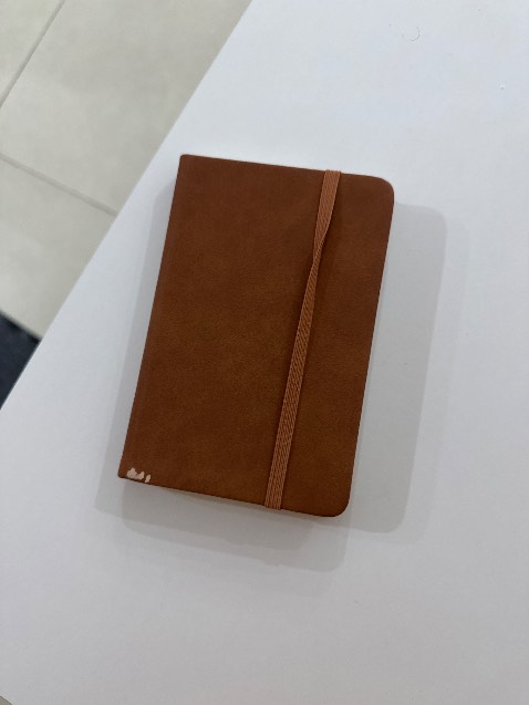 Ship nhanh, hàng xài ổn, giá hơi cao, bị rách ở bìa