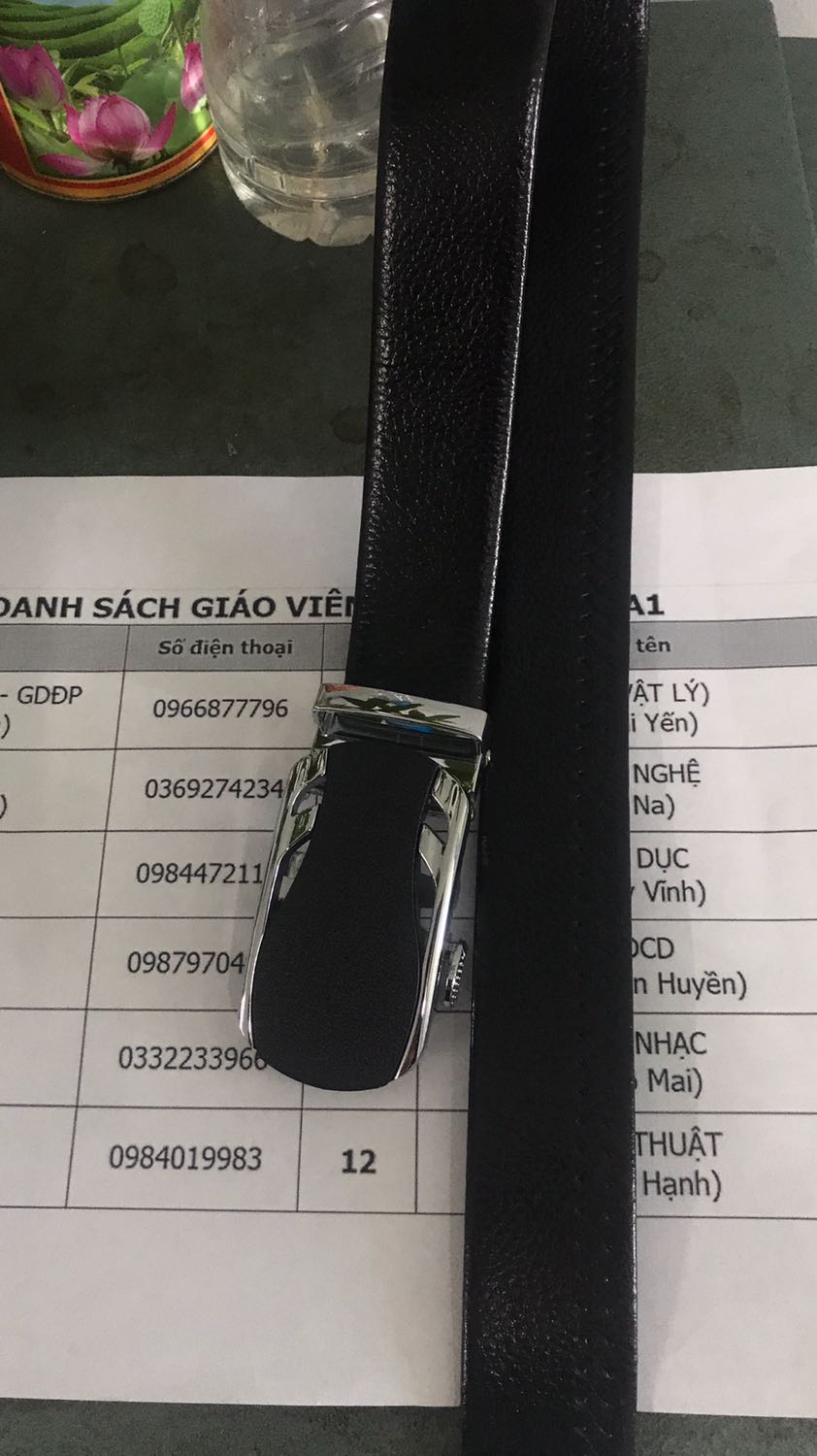 Giao hàng khá nhanh đặt 2 ngày là nhận được sản phẩm mặc dù đang dịch dã. Shop đóng gói cẩn thận bọc chống xước và đóng hộp rất cẩn thận. Đầu khoá chắc chắn đẹp. Phần dây da dài, mềm đeo cảm giác dễ chịu. Đường may tỉ mỉ chắc chắn. Nói chung mọi thứ ok. Hài lòng.