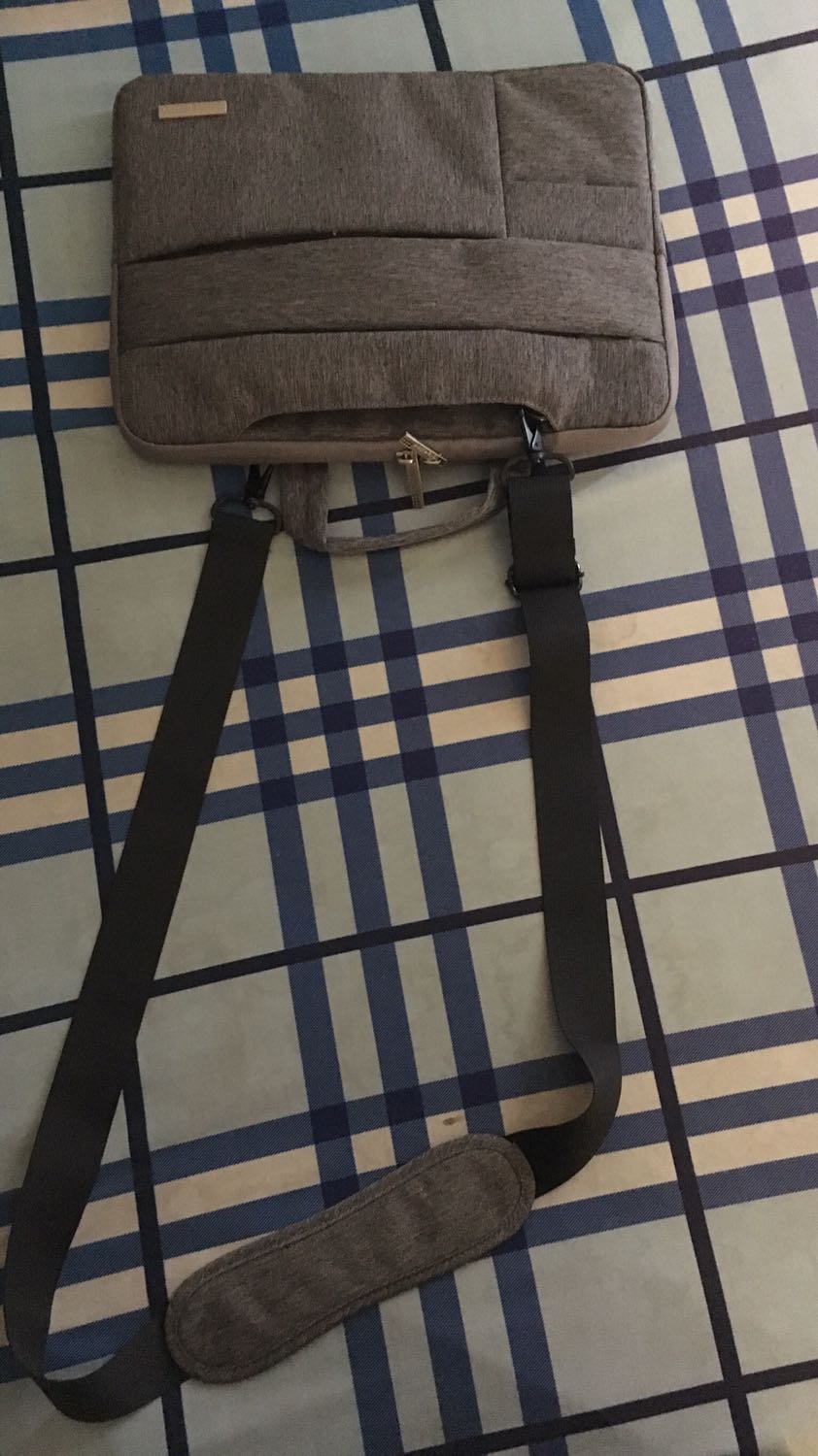 Khá chắc chắn, hợp lia với giá, đáng cho các bạn quan tâm. 
Nếu mình mua túi này trước thì không tốn thêm tiền mua túi chống sock xịn rồi.