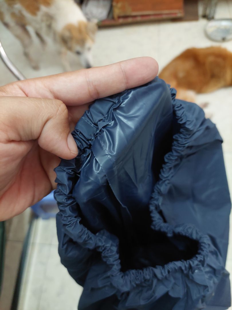 áo mưa khá mỏng. shop giao thiếu cái nón đi mưa. đi kiểu này mặc áo mưa như không mặc. shop coi kiểm tra lại hàng