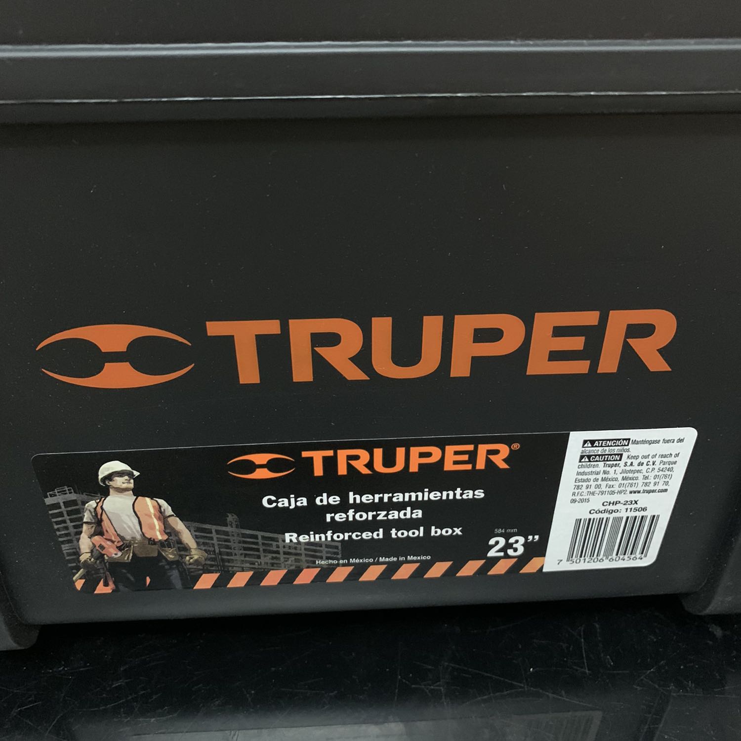 Made in Mexico 
Chất liệu nhựa nhám, hình thức ok, kích thước to rộng, có khay nhỏ tiện để đồ ốc vít
Mn nên mua