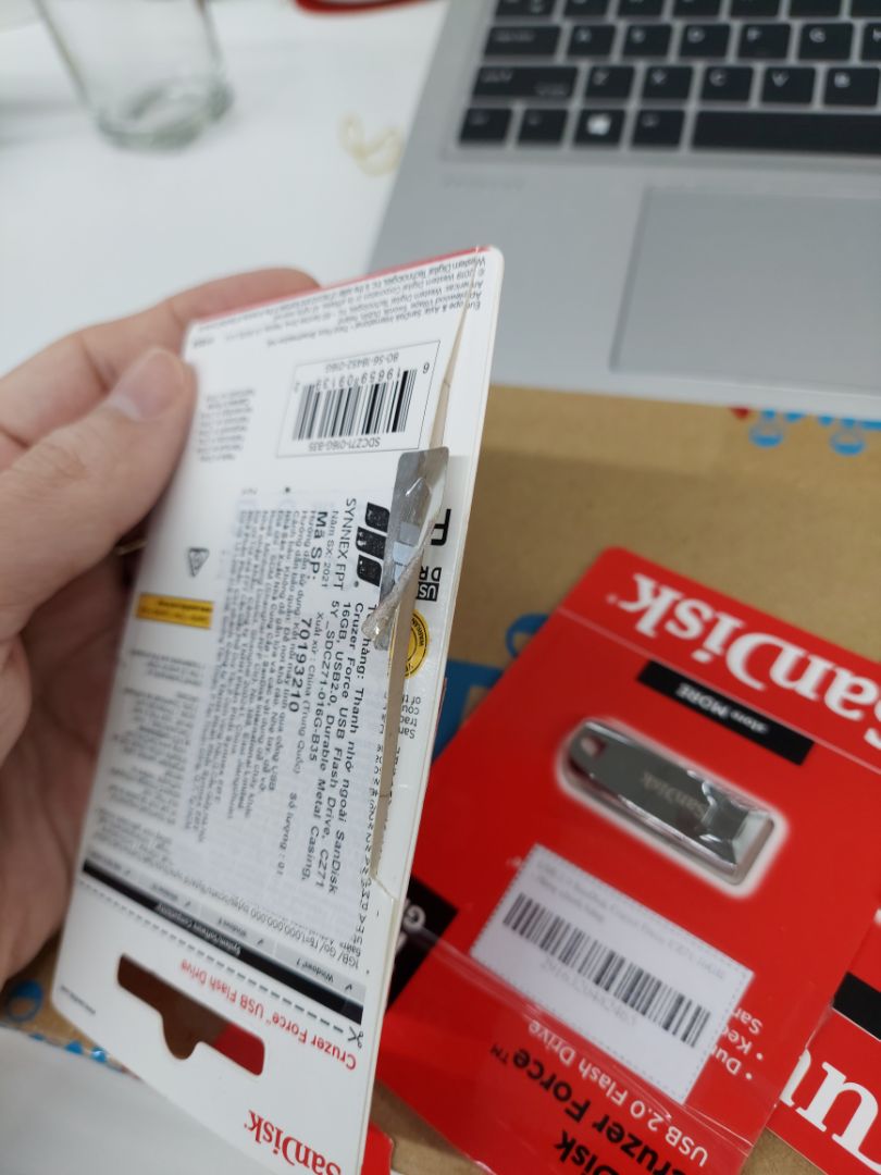 Tiki now giao nhanh, tuy nhiên cả 3 USB đều bị hiện tượng bị tháo bao bì ngang hông, tróc tem ngay khi khui họp. Đề nghị Tiki nhận và giao lại sản phẩm còn nguyên bao bì,tem nhé. trong tình trạng như này  không đánh giá chất lượng vì chưa dùng.