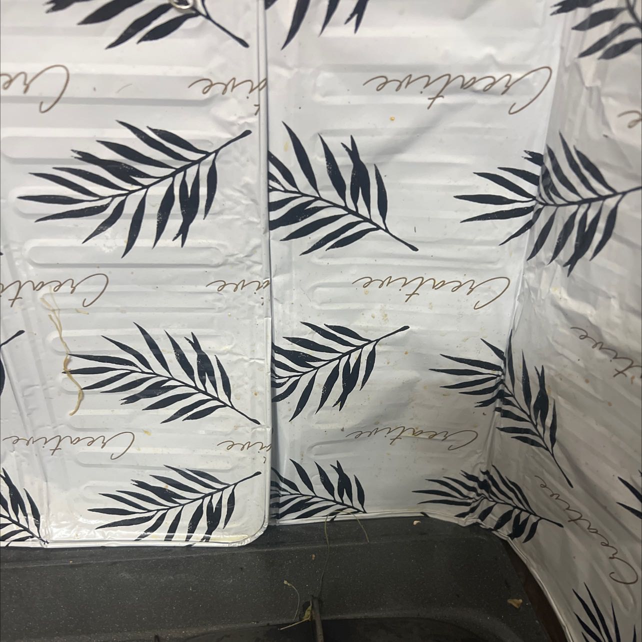 Miếng dán mỏng, yếu ớt, chất lượng kém