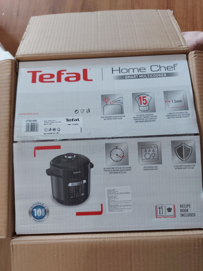 Đặt hàng vào thời gian đang giãn cách nhưng tiki giao hàng nhanh một cách bất ngờ. Điểm cộng: Nồi rất đẹp. Các nút điều khiển đều là tiếng Việt nên khá thân thiện với người dùng. Mới lần đầu dùng thử còn thấy hơi phức tạp nhưng chắc dùng quen sẽ tiện hơn. Nhà mình mới hầm thử thịt lợn theo chế độ mặc định là 30' và thành phẩm rất ổn. Shop tư vấn qua chat tại Tiki rất nhanh. Thắc mắc về bảo hành đều được giải đáp nhanh chóng. Nồi có kèm sách nấu ăn khá hữu ích. 
Điểm trừ: Các nút bấm của nồi không được nhạy lắm, phải bấm vài lần. Sách hướng dẫn sử dụng thì được dịch sang tiếng Việt khá ẩu, đọc nhiều chỗ thấy khó chịu. Tefal nên cải thiện hơn vấn đề này.
Còn 1 điểm trừ nữa là của Tiki, gần đây việc giải đáp thắc mắc của khách gần như bị bỏ bê. Khi tôi phản ánh về việc không thấy có phiếu bảo hành, chỉ nhận được *** tự động của tiki sẽ giải đáp trong 24h. Nhưng cuối cùng không có gì. Nếu không phải chat trực tiếp với Tefal và được giải đáp thì chắc lại phải vật vã gọi điện.
Tóm lại mình vẫn cho sản phẩm 5 sao vì đẹp, chất lượng dùng thử rất ổn. Tefal cũng rất nhiệt tình với khác hàng.