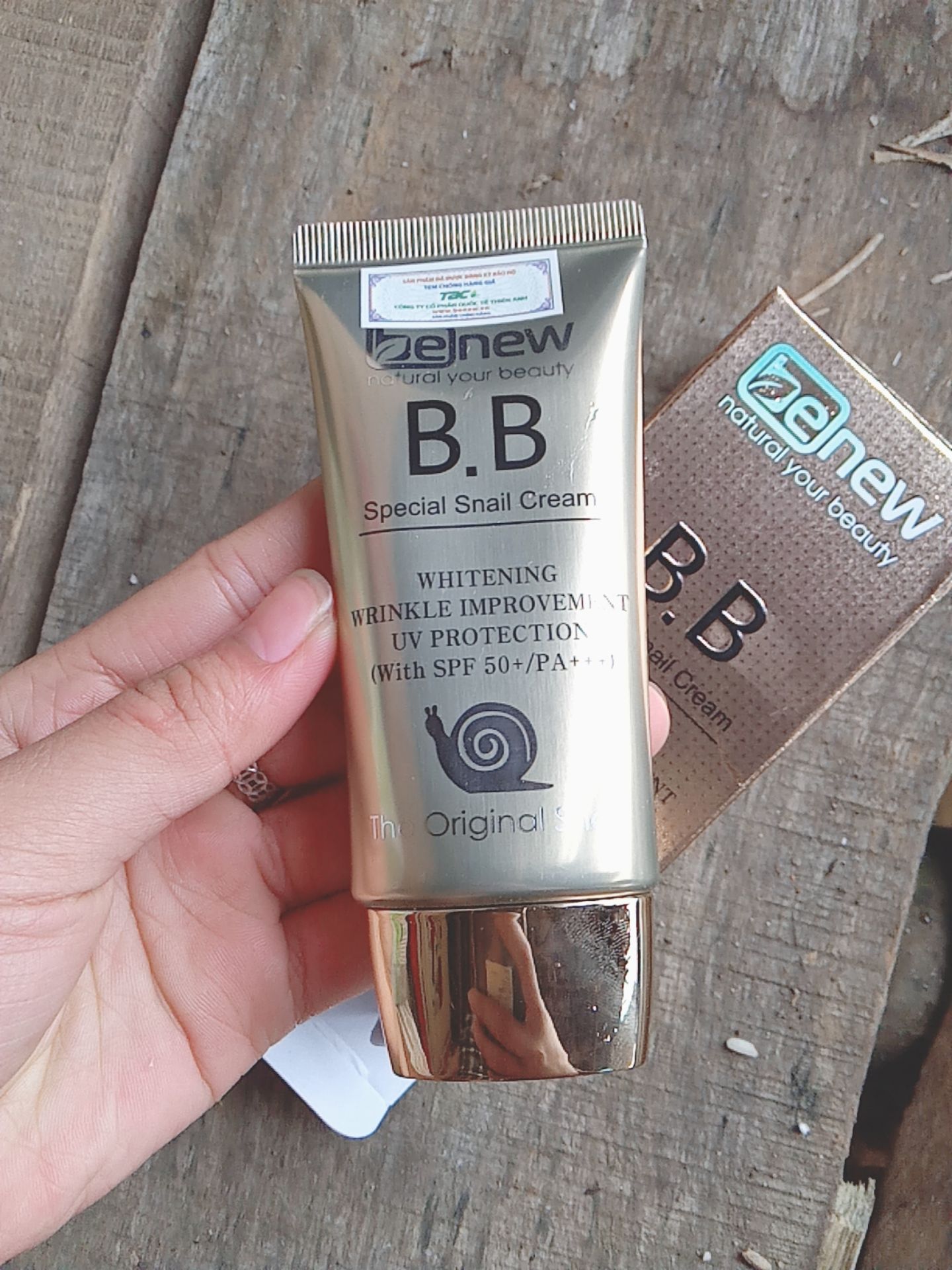 Giao hàng nhanh, a shipper vui tính, đóng gói hàng kĩ, kem nền lên màu rất tự nhiên đặc biệt còn có mùi thơm dễ chịu nữa, rất đáng đồng tiền?