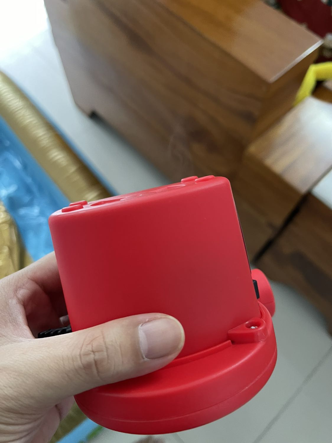 Đặt 1 đằng giao 1 nẻo, cắm điện vào sử dụng được 1p là nổ cái bụo và bốc khói :) Sản phẩm rác vậy cũng cho ra thị trường bán cũng hay đấy.