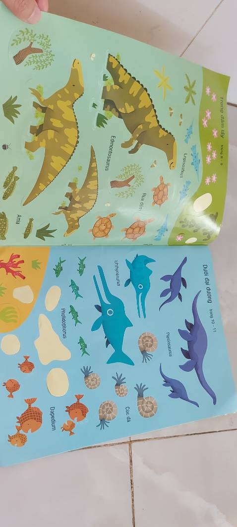Sách in màu sắc đẹp, nhiều hình dáng khủng long khá đẹp có điều sách khá mỏng nhen. Chủ yếu dạy bé tập dán chứ sách không có nội dung đi kèm để bé biết thêm thông tin.