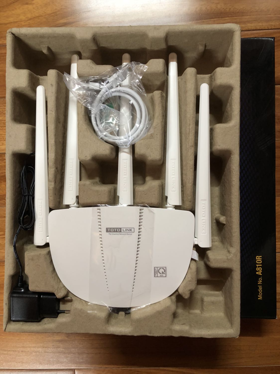 Mới đặt 1 ngày đã nhận trước lễ 30/4 ( ngày 26 đặt, ngày 28 đã nhận ) Tiki bọc kỹ tốt đến nỗi ko trầy gì cả. Kết nối mạng nhanh, tuy nhiên giao diện điều khiển router chỉ hiện đầy đủ khi vào trình duyệt Chrome. Chứ trình duyệt Safari thì ko hiện lên đầy đủ cả. Đèn theo dõi máy chỉ có 1 đèn nên rất khó biết có tín hiệu mạng, đèn cổng Lan thì chuyển về phía sau máy. Máy này ko có sẵn lỗ treo tường. Tuy nhiên Tiki cần báo nhà bán hàng AnNgoc khắc phục cái tem Bảo Hành dán vào chỗ dễ bị bung như hình kèm theo, nên dán chỗ phẳng mới ko bị bung tem rách nữa. Dán thế này thì sao mà bảo hành được. Cảm ơn Tiki đã giao nhanh, rất hài lòng...