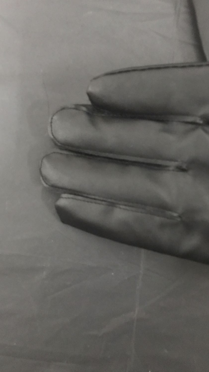 Găng tay da ấm áp. Mua về đúng đợt rét đầu mùa dùng thích ghê. Đi mưa khá ổn không sao cả. Lớp lông bên trong làm găng tay mềm mại dễ chịu. Da co giãn tốt đeo cũng rất thoải mái nữa ý. Sản phẩm tốt đánh giá 5 sao. Cảm ơn shop và tiki