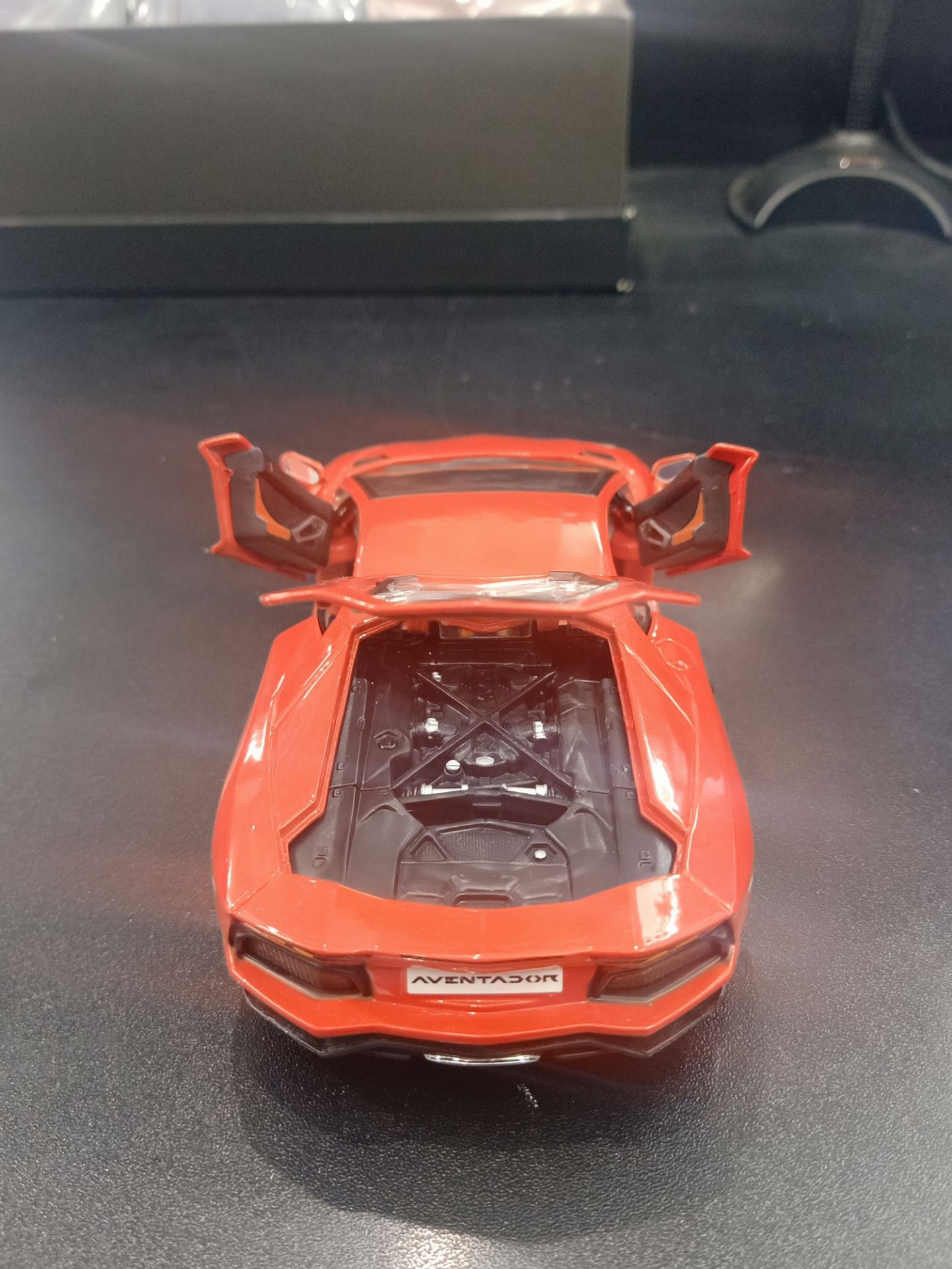 Sản phẩm không mở được nắp capo vì không có đường cắt không giống như ảnh quảng cáo sản phẩm!