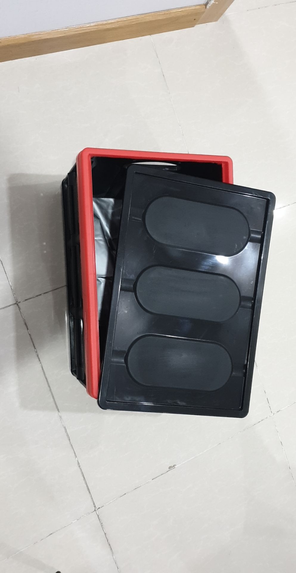 Hòm chất lượng thấp, hàng khác với ảnh mô tả, không có khóa cài kín nắp. Tôi đề nghị trả hàng!