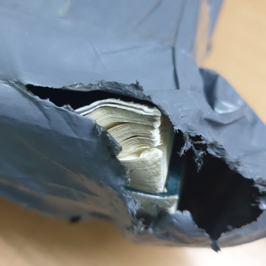 Giao hàng càng ngày càng tệ. Hỏng hết sách.