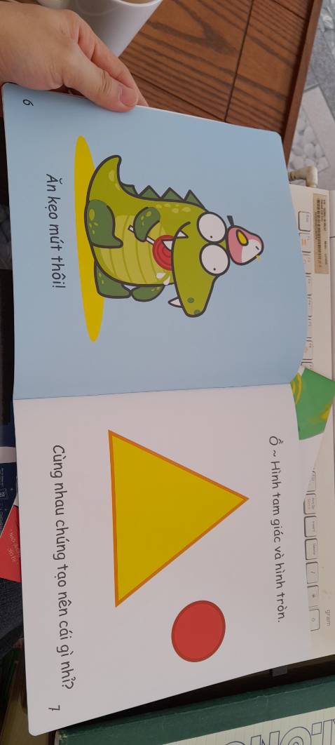 Giao hàng nhanh, đóng gói cẩn thận, sách thích lắm, bo góc, bìa cứng cáp, màu in sắc nét, đẹp. Bộ ehon hình vẽ ngộ nghĩnh, người lớn nhìn còn thích mê