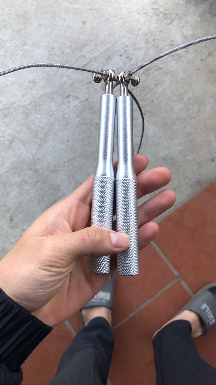 Nhận hàng và dùng được một thời gian rùi giờ mới cho sao 😁
phải nói chất lượng quá ngon, tay cầm kim loại cầm rất chắc chắn, dây lõi thép bọc nhựa rất bền và hỗ trợ lực trong lúc nhảy khá tốt. Nói chung giá cả tốt trong phân khúc.