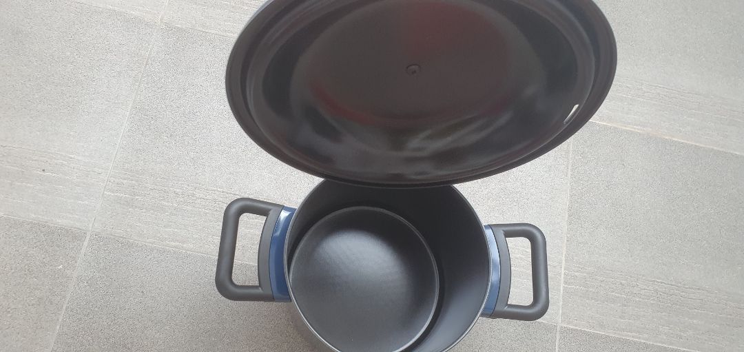 sản phẩm khá nhẹ, đẹp, quai nồi bằng nhưna đường kính 20cm, khá sâu, dung tích 5.4lit, sp đóng gói kĩ, hàng giao siêu tốc