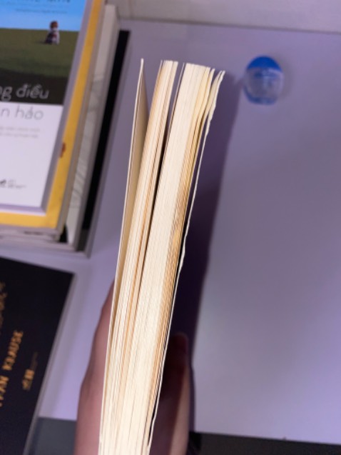 Bìa thì móp méo trầy xước, trang sách thì cắt k đều chỗ lòi chỗ lõm:)) lỗi k nặng nhưng thất vọng *** chưởng