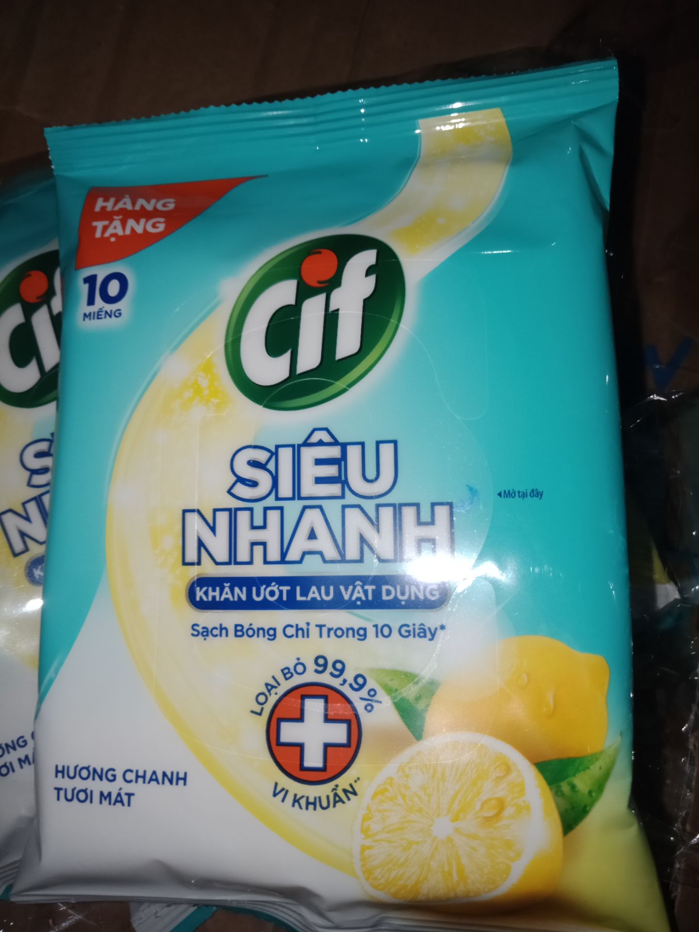 mình chỉ thích xài comfort thui, nên canh có quà là mua để sẵn. 
lần này mua lại kèm quà tặng là 4 gói giấy lau siêu sạch gift, thích lắm luôn í.
mà phải chi Uni có chương trình tích điểm cho khách để đỡ cước, hay có thêm quà tặng thì vui hơn nữa nhỉ 😍