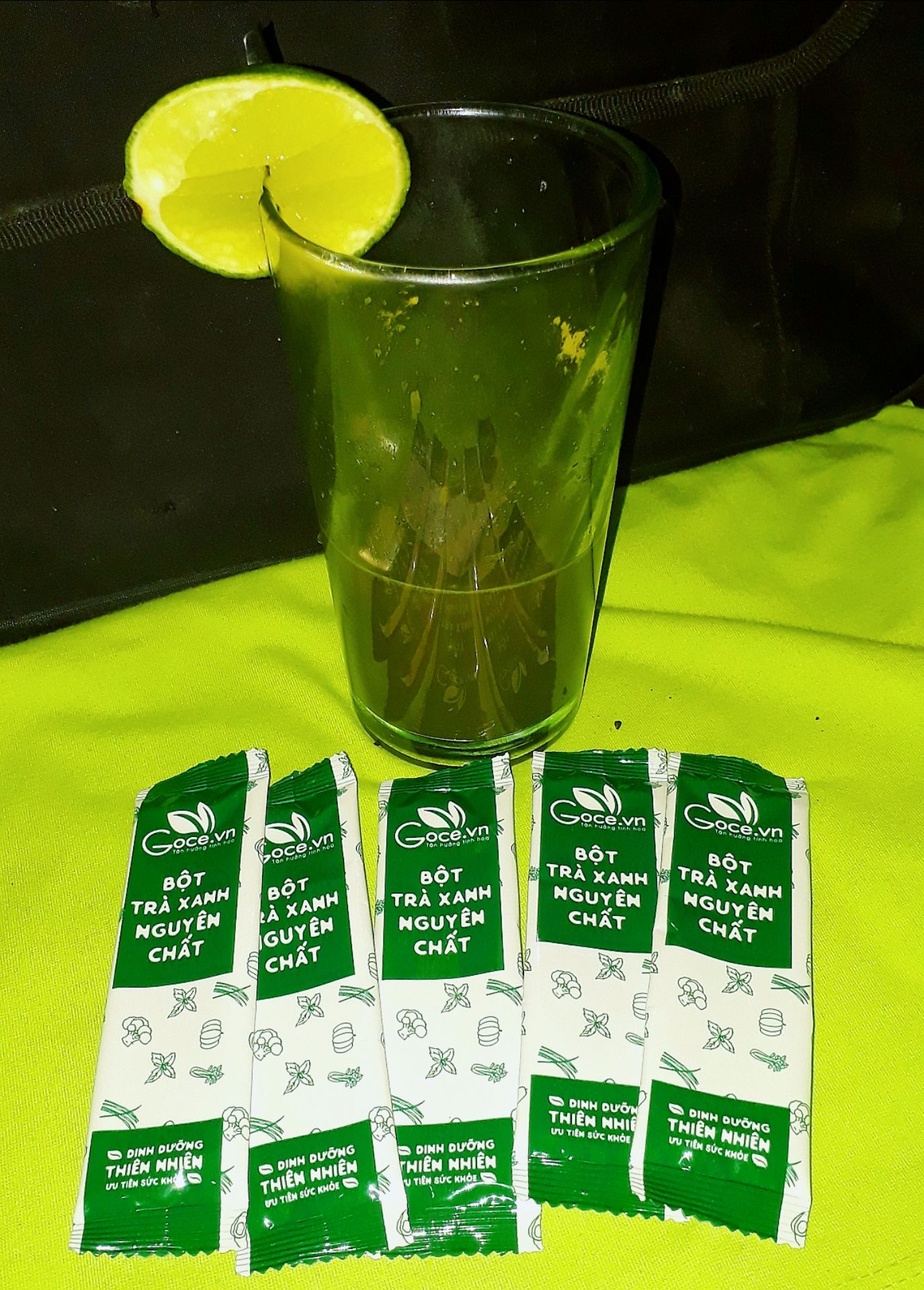 Mùi vị tạm ổn. gói hàng cẩn thận. Vị chát chát đắng đắng đúng vị trà xanh, mỗi gói hơi ít trà xanh thích hợp vs mấy bạn dùng để uống giảm cân, pha chế đồ uống. còn làm bánh, đắp da mình nên nghĩ mua nhiều hơn 2 hộp cho đủ dùng.