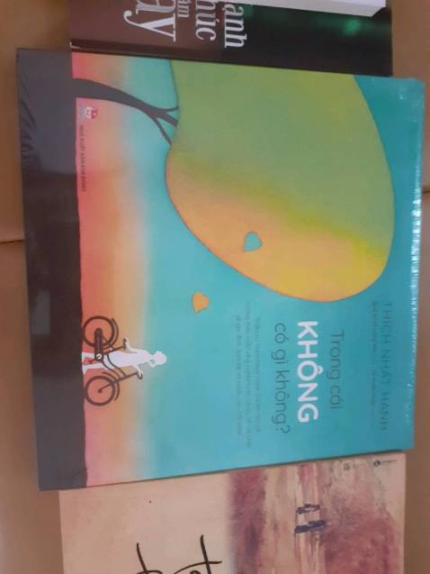 Vui tươi mà sâu sắc, “Trong cái KHÔNG có gì không?” là lời giải đáp hoàn toàn thích hợp cho những câu hỏi 
những người lớn đang đi tìm những câu trả lời cho con em họ, hay cho những ai đang có những câu hỏi của riêng mình.