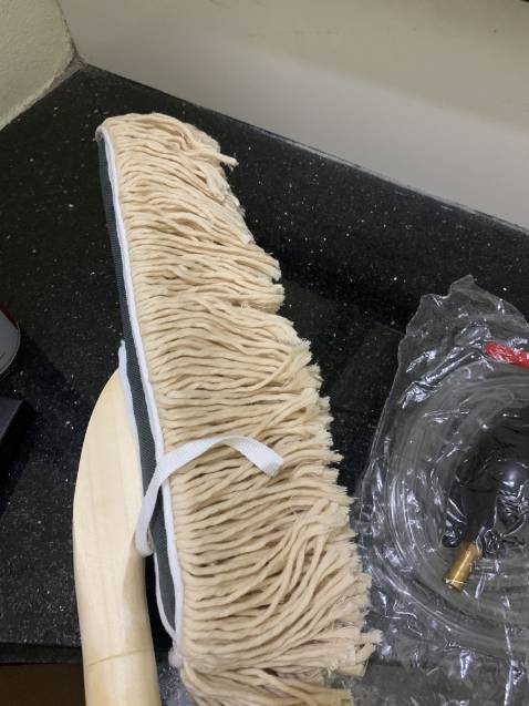 sản phẩm chất lượng đó, đúng như quảng cáo của shop, túi đựng tiện, bao bì nhãn mác đàng hoàng. Sợi chổi mịn có tẩm dầu, mang ra quét ô tô nhìn mới hẳn. 10 điểm