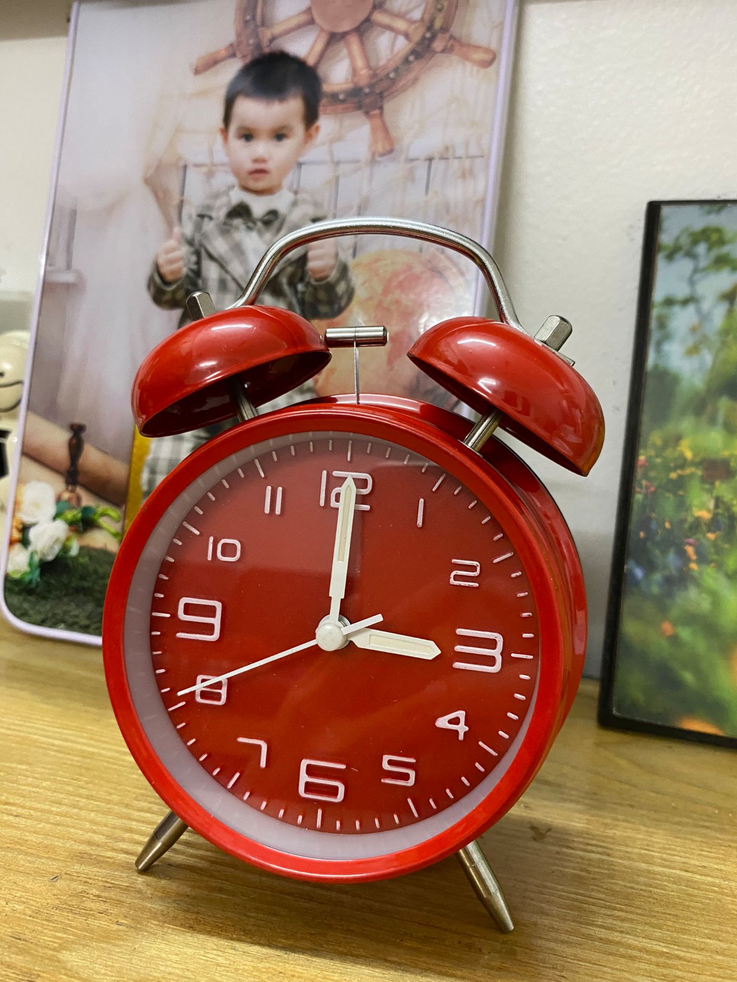 Đồng hồ đẹp lắm shop ơi, chuông to khiếp. Nó kêu vài tiếng là tỉnh luôn cả ngủ. Có em này ko lo dậy muộn nữa. Dùng tranh trí cũng khá đẹp. Giao hàng nhanh.