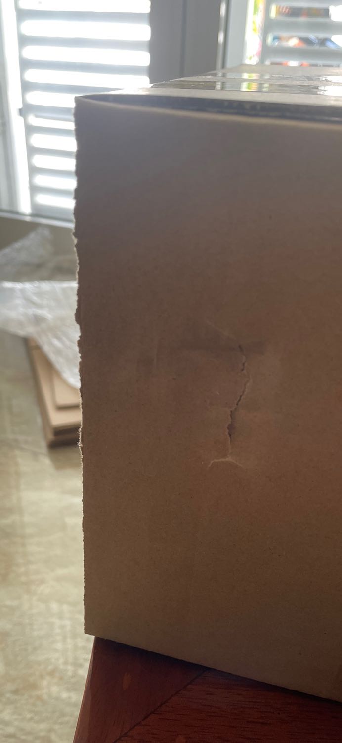 Thùng giấy rách k ổn lắm, cạnh thùng k vuông vức