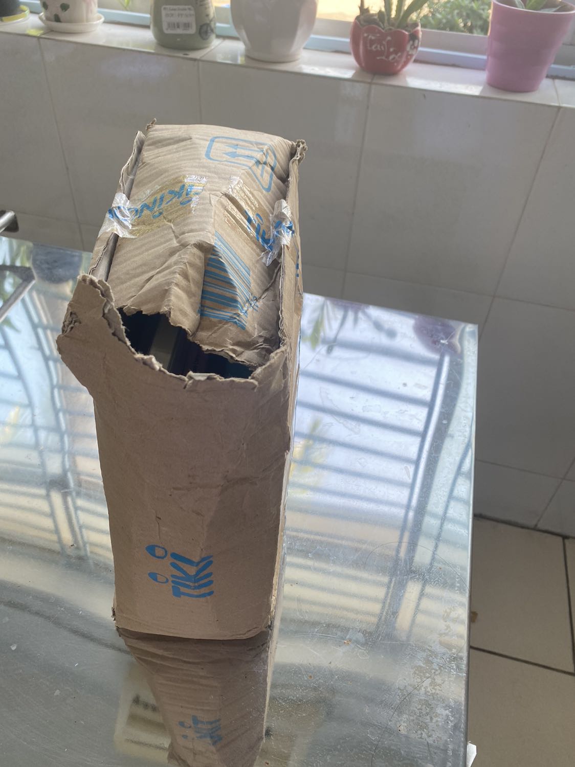 Giao hàng thì lâu mà cái hộp rách tươm đặt hàng hôm 03/2 đến 18/2 mới nhận được hàng. 
Hên là có chọn bookcare không thì cái bìa sách cũng rách ! 
Giao hàng rất tệ !