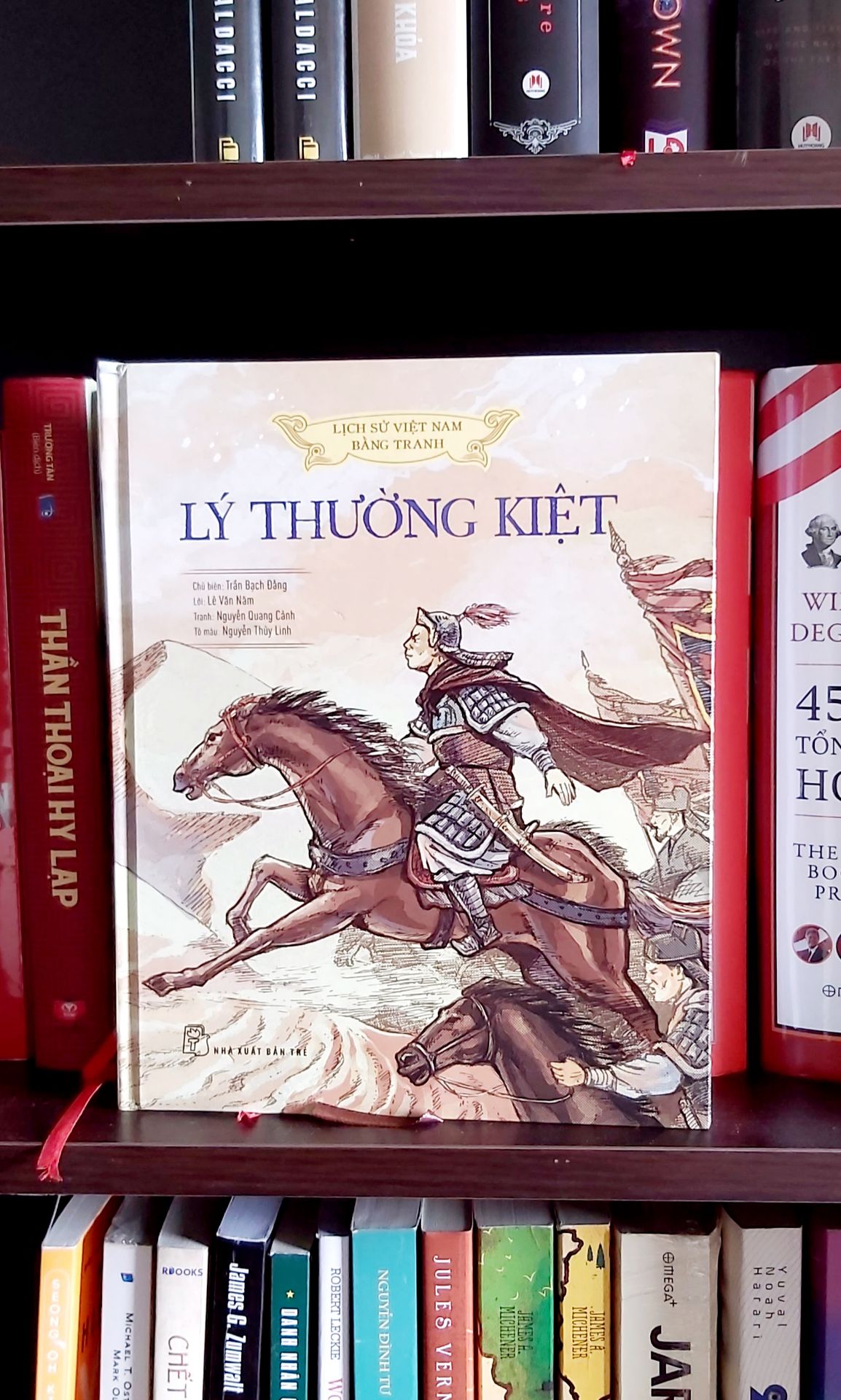 Sử cũ chép về Lý Thường Kiệt: "Bày trận đường đường, kéo cờ chính chính, vạn thẳng sâu vào đất khách, phá quân ba châu như chẻ trúc, lúc tới còn không ai đánh địch, lúc rút quân còn không ai dám đuổi, dụng binh như thế, chẳng phải nước ta chưa từng có bao giờ? "  (Theo Việt sử tiêu án, Ngô Thì Sĩ.
NXB Trẻ đã rất đầu tư cho bộ sách một diện mạo mới chuyên nghiệp. NXB đã chọn hình thức tái hiện Lịch Sử Việt Nam bằng tranh rất hấp dẫn ko chỉ với bạn đọc nhỏ tuổi mà cả người lớn. 
Sách được giao nhanh và đóng hộp cẩn thận. Luôn ủng hộ Tiki với dịch vụ nhanh gọn. Like & Thanks!