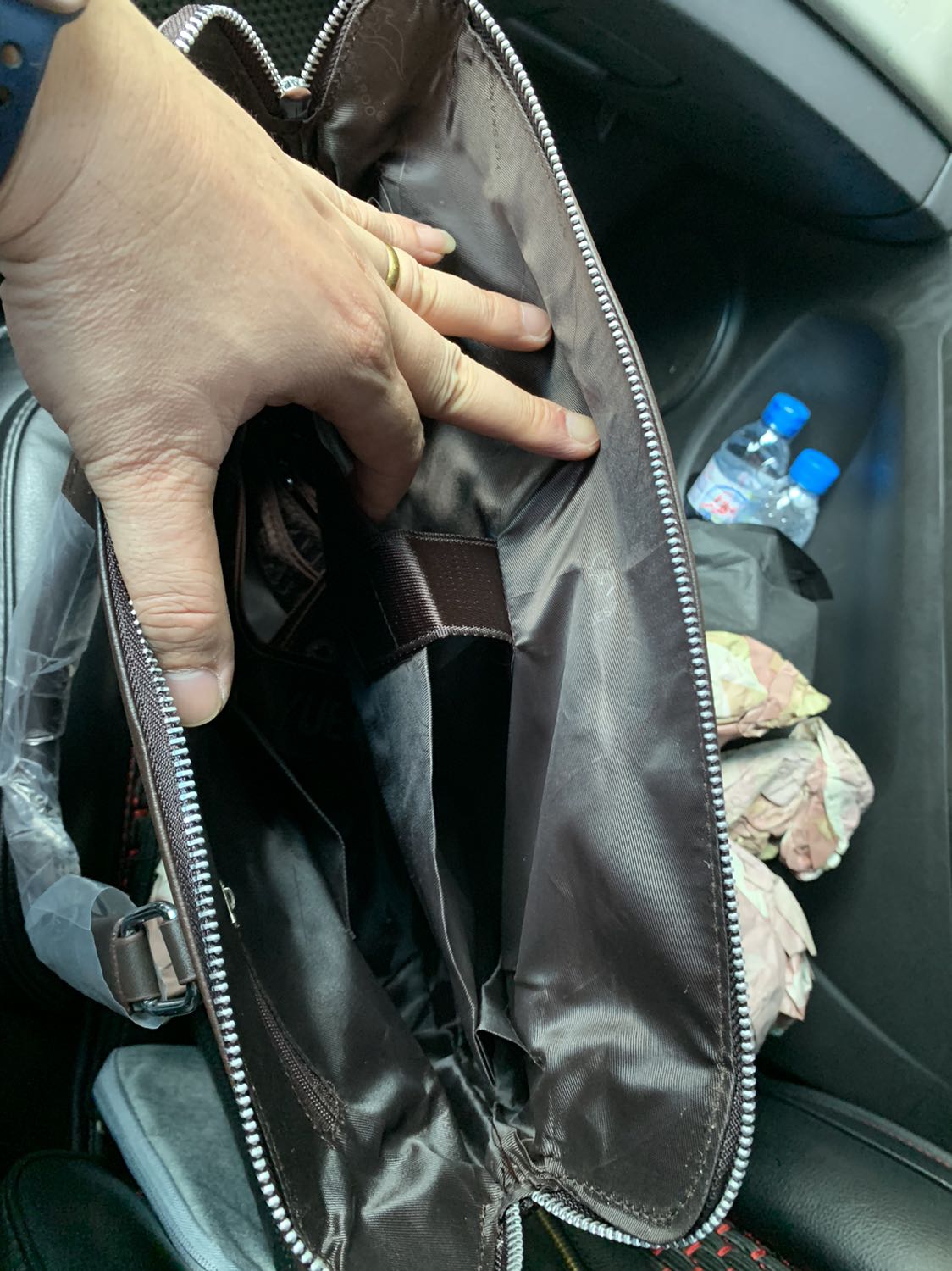 Cặp mềm, ko giống hình. Các bạn mua chú ý. Tiki giao hàng nhanh.