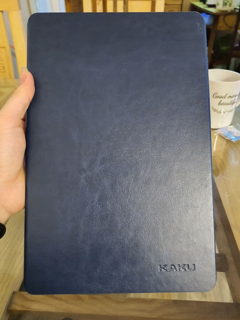 Hoàn thiện khá tốt, ok trong tầm giá.
Chất liệu ok.
Điểm trừ cho cái bao da của mình là có một vết nhựa dính vào ở mặt trong phía sau.
Không ưng lắm cái vỏ hộp, vì nó bị gãy, cảm giác như hàng để kho lâu, không được bảo vệ tốt lắm.  
Lưu ý khi dùng kiểu bao da này là không gắn bút được ở cạnh bên, nên khi để nằm tab sẽ để bút lung tung. Bút chỉ gắn ở phía sau camera, không có gì cố định, nên khi cho vào balo dễ rơi ra, dễ quên khi mang đi.
