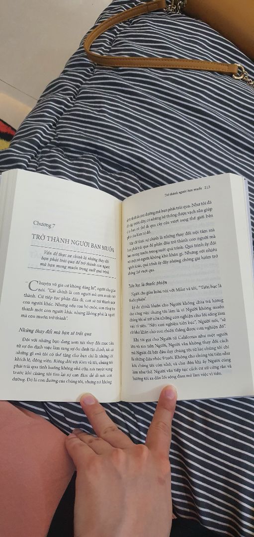 Tiki giao hàng nhanh, đóng gói cẩn thận, sách còn nguyên vẹn mới tinh. Chưa đọc xong nên không biết phải review như nào. Bộ sách này thì nổi tiếng rồi, văn phong viết k bị chán, dạy cho con người ta bao nhiêu là điều hay