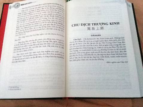 Về hình thức trình bày thì bản Kinh Dịch này của Minh Thắng không làm tôi thất vọng, không hoặc rất hiếm có lỗi sai về chính tả, câu cú. Bìa làm cứng cáp và chắc, ngoài ra còn có lớp áo bọc ngoài bìa. Tuy vậy, bản này không ghi tiêu đề cho từng phần như Thoán truyện, Đại tượng, Tiểu tượng, Văn ngôn, Hào từ, làm tôi thấy hơi bất tiện khi phân biệt được phần nào ra phần nào, hay muốn biết đang đọc tới đâu trong từng hào.
Về nội dung thì bản dịch của Ngô Tất Tố hầu như chỉ lấy những kiến giải của Tống Nho (như Trình Di, Chu Hi, và các tiên nho) để chú giải cho các quẻ. Dĩ nhiên cụ Ngô ở phần giới thiệu có trình bày cách đọc và học Dịch cần phải ra sao, và những lời khuyên đó thật đúng với tinh thần Kinh Dịch (tức học Dịch thì “chỉ nên giữ cho lòng mình trống rỗng, để tìm ý nghĩa của nó, không nên giữ ý kiến riêng của mình”, còn phần chú giải của các nhà Tống Nho thì chỉ nên để tham khảo thôi, chứ không cố chấp, câu nệ học theo những lời văn của họ). Ngoài ra còn một điểm cần lưu ý là cụ NTT không dịch hai phần Hệ từ và Thuyết quái, vốn là hai phần đáng tham khảo khi học Dịch.
Nói chung, bản của cụ Ngô dù sao cũng mang khuynh hướng của Tống học (tức Lý học, loại bỏ ảnh hưởng của Phật, Đạo tới Nho giáo); nếu độc giả mong chờ những kiến giải của Đạo gia, hay của Nho gia trước thời Tống như Vương Bật thời Tam Quốc thì bản này không đáp ứng được.
Riêng tôi thì thấy đã đọc bản của cụ Ngô thì đọc thêm bản của cụ Thu Giang mới có thể quan sát được sự tương phản thú vị giữa các góc nhìn (tuy nhiên bản dịch đó khá rối rắm vì cụ TG vừa dẫn Lão Trang, Khổng Mạnh, vừa dẫn các triết gia Tây phương và Phật gia vào để chú giải). Nói đi thì cũng nói lại, cái cốt ở Kinh Dịch là cái gợi lên trong tâm hồn của người đọc, còn cách nghĩ của các nhà chú giải kia có quan trọng bằng đâu, đọc sao thì hay vậy thôi. Trang Tử có viết: “Có Lời là vì Ý, được Ý hãy quên Lời.”