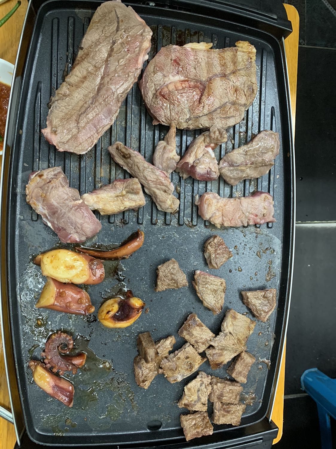 Bếp đẹp, như hình mẫu. Giao hàng đúng hạn, vận chuyển đến nơi hộp vẫn còn nguyên, cứng cáp. 

Bếp sử dụng dễ, nướng thịt ngon, nóng đều. Có điều mình chưa biết cách vệ sinh lắm nên còn hơi cồng kềnh khoảnh vệ sinh :D