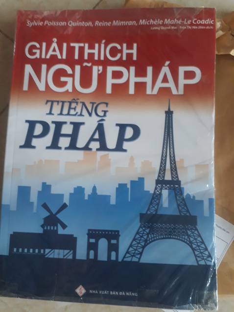 Vì được đóng gói đơn giản nên sách có móp vài chỗ, nhưng không sao mình vẫn rất iu ẻm. Mùi sách mới thật hấp dẫn mà