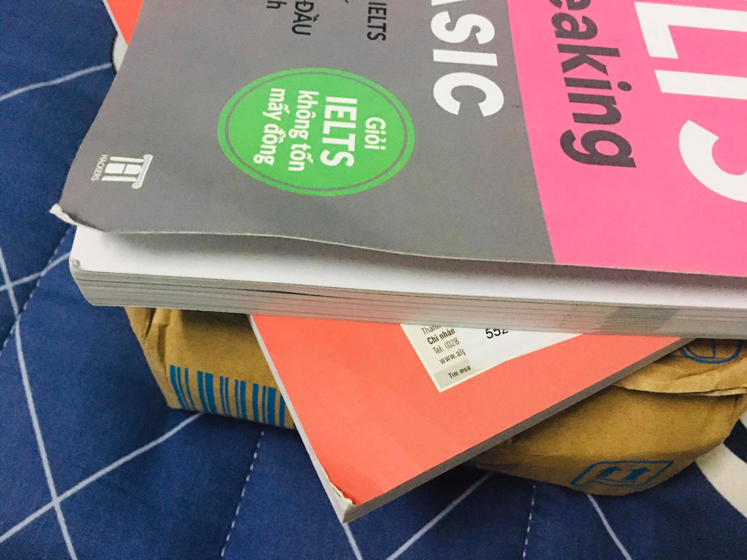 Mua 2 cuốn của bộ này mà nhận xong khá thất vọng. Hộp của Tiki thì móp méo, nhăn nheo. Sách thì 4 góc đều quăn vào, gấp khúc y như là đã dùng rồi. Thiết nghĩ mặt hàng là sách thì cần đóng gói cẩn thận, cho đăng ký dịch vụ bọc sách riêng lẻ rồi khách tự trả thêm phí cũng được ( lúc mới ra mắt Tiki thấy có dịch vụ này hay ghê mà giờ bỏ mất, bắt mua nguyên gói trong khi có dùng được bao nhiêu) chứ vài lần nhận hàng sách mà lúc thì bẩn, lúc thì nhăn nheo làm mất thiện cảm quá xá.