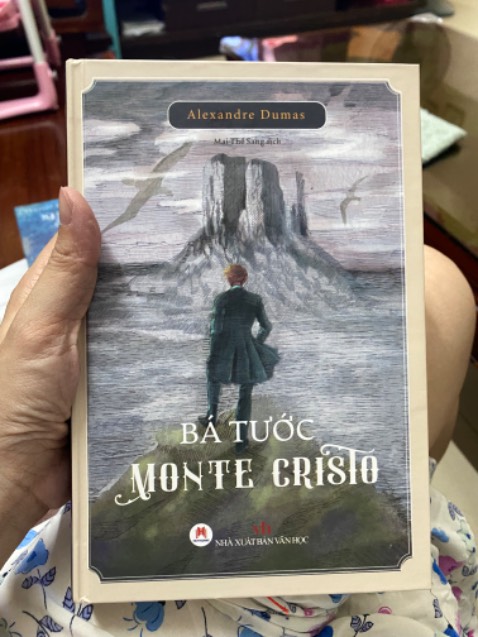 Sách bìa cứng, giấy dày đẹp màu vàng ngà. Nội dung truyện hấp dẫn và hay lắm