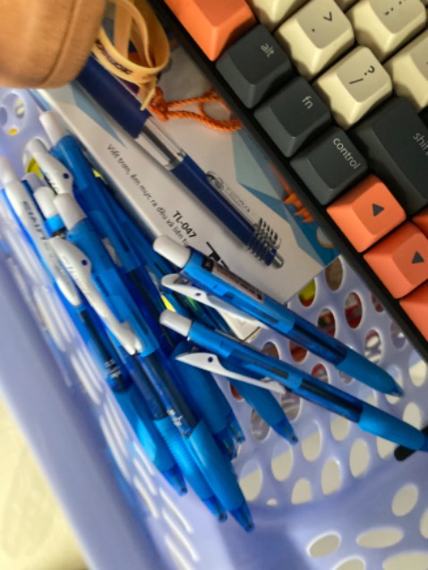 Vợ mình bảo dùng bút này thấy viết chữ đẹp hơn hẳn. Mình không dùng không biết thế nào. Giá mua sỉ rất tốt. Giao hàng nhanh.